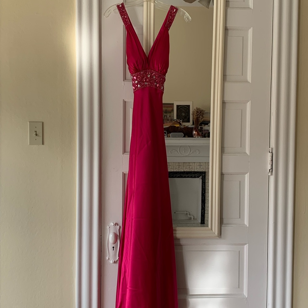 Beautiful Magenta Prom Event Dress. Size 3/4. Deep back. Gemstones